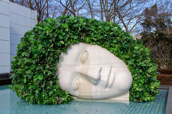 Taman gaya kota dengan patung seni modern